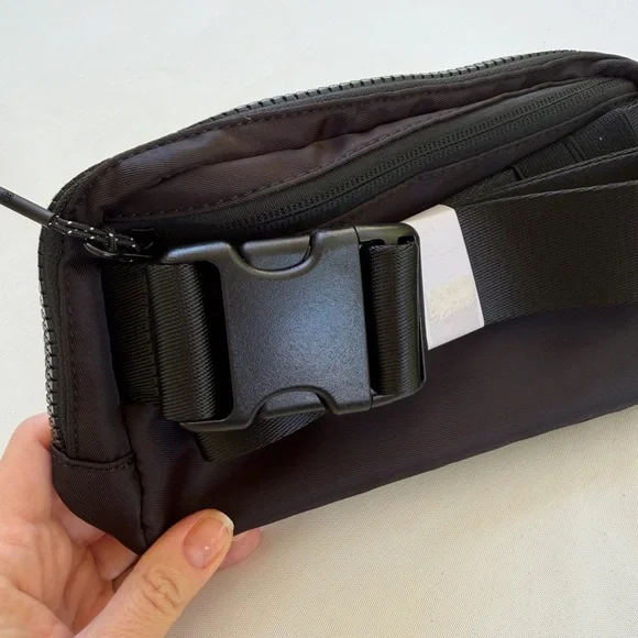 Lululemon Black belt Bag new - Picture 3 of 4